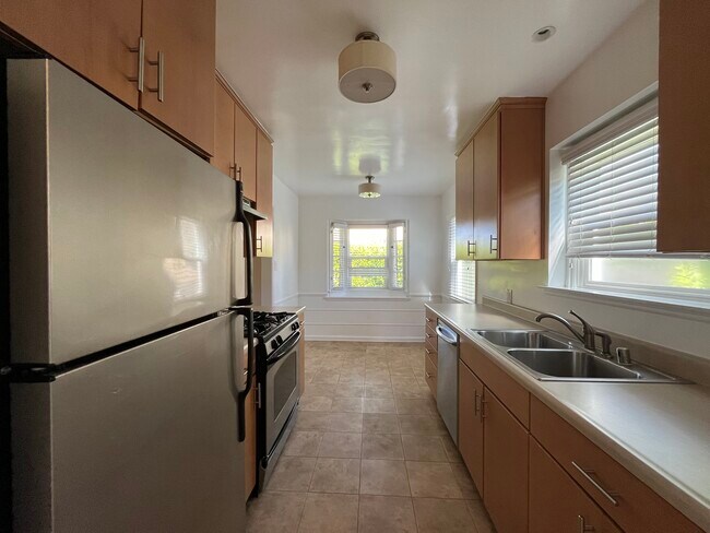 Building Photo - 1504 Ocean Park Blvd