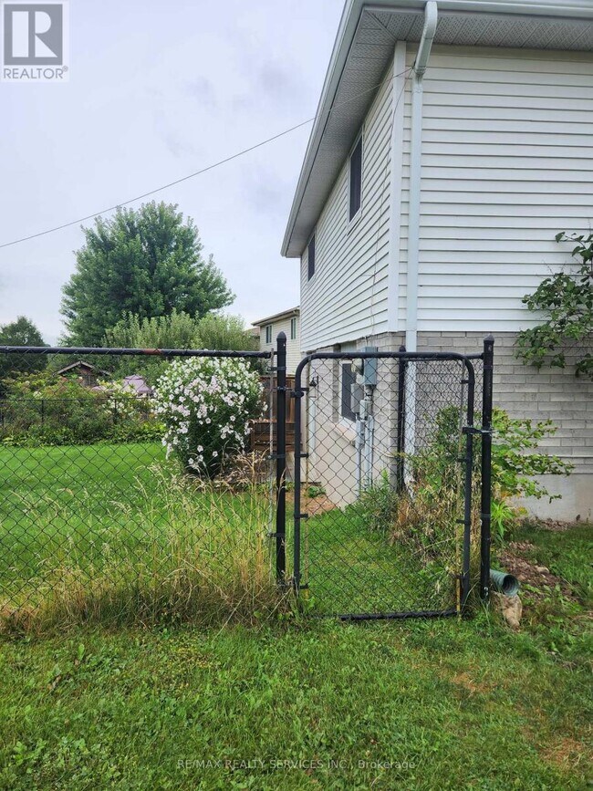 Building Photo - 464 Thorndale Dr