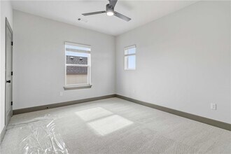 Building Photo - 930 Trestle Ln