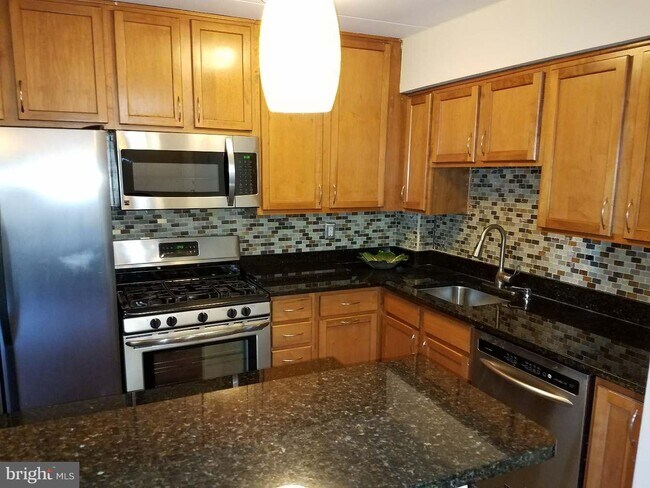 Tons of cabinet and counter space - 2646 Redcoat Dr