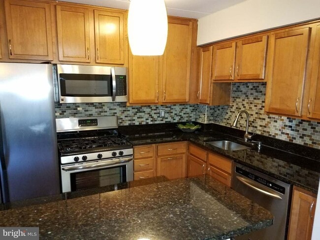 Tons of cabinet and counter space - 2646 Redcoat Dr