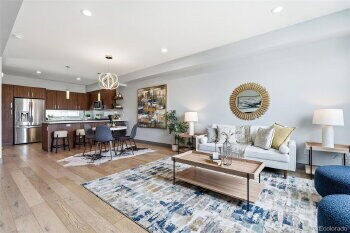 Foto del edificio - 2-Bed/2.5 Bath Townhouse with 2 car garage! Upper level deck with views!