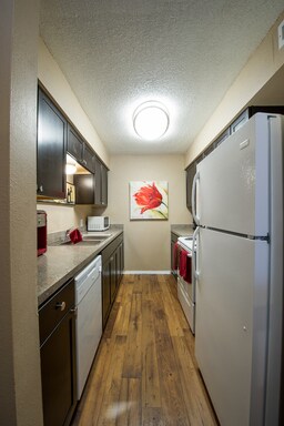 Building Photo - 1616 Royal Crest Dr