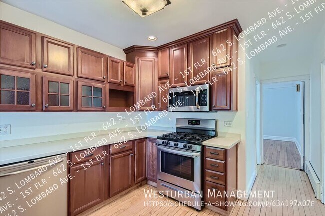 Building Photo - Lovely Classic Oak Park Flat!