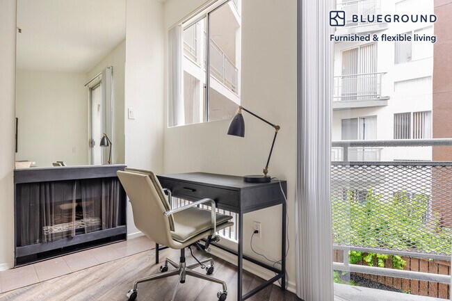 Foto del edificio - 1443 N Fuller Ave