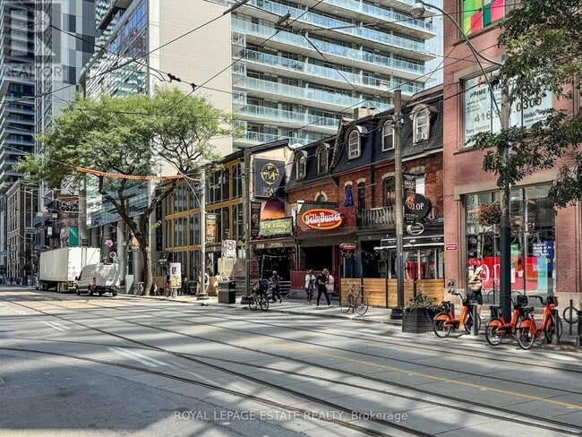 Building Photo - 393-393 King St W