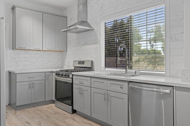 Foto del edificio - 338 E 7th St