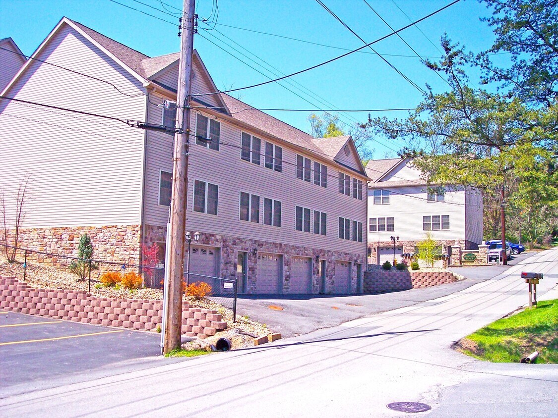 Foto principal - Newly Renovated - 2 Bedroom, 2.5 Bath Town...