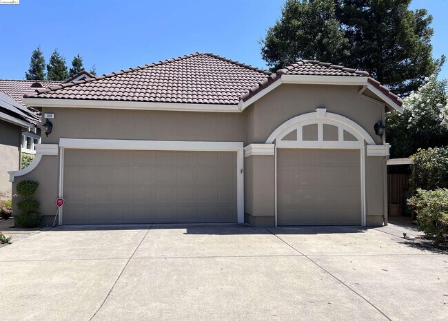 Building Photo - 108 Lasata Ct