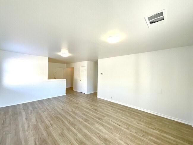 Building Photo - **APPLICATION RECEIVED** **MOVE IN SPECIAL** Ready 3-Bedroom Just Minutes from I-35!