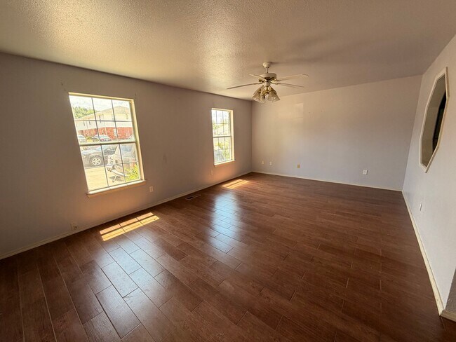 Foto del edificio - 1120 Farley Cir