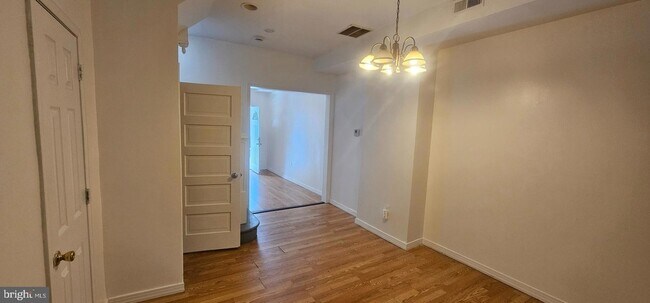 Foto del edificio - 2548 Oswego Ave