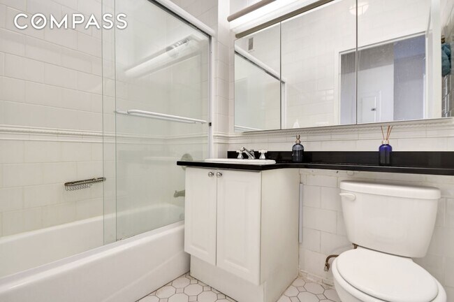 Building Photo - 350 E 82nd St