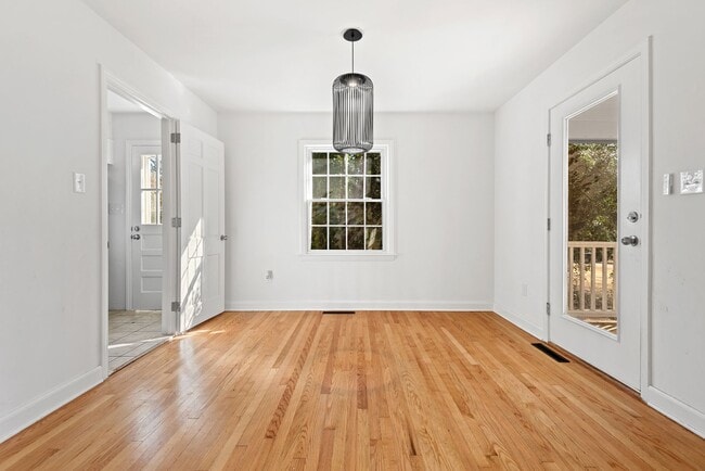 Building Photo - Single Family Ranch: September 1st