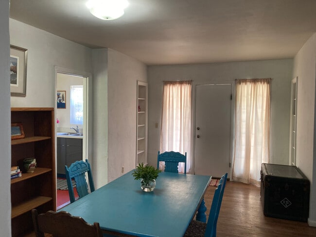 Dining - 832 Manzanita Ave