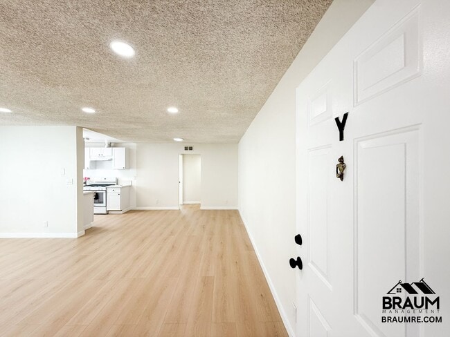 Building Photo - 221 W Elm Ave