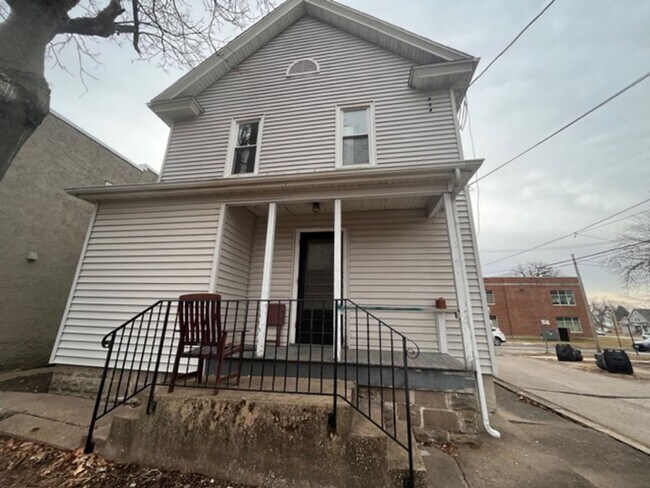 Building Photo - JCM 709 42nd St.