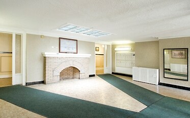 Lobby Photo - 6037-6043 N Kenmore Ave