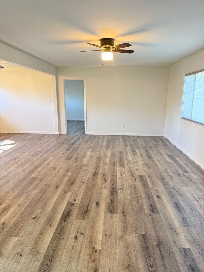 Building Photo - Great home close to the beach