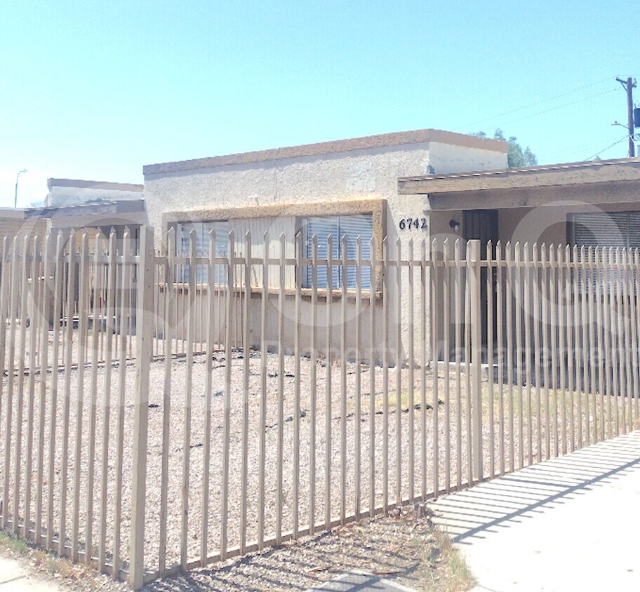Foto del edificio - 6742 W Palmaire Ave