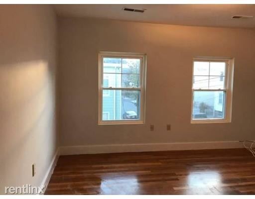 Foto del edificio - 3 br, 1 bath Apartment - 68 Bonair St Apt 2