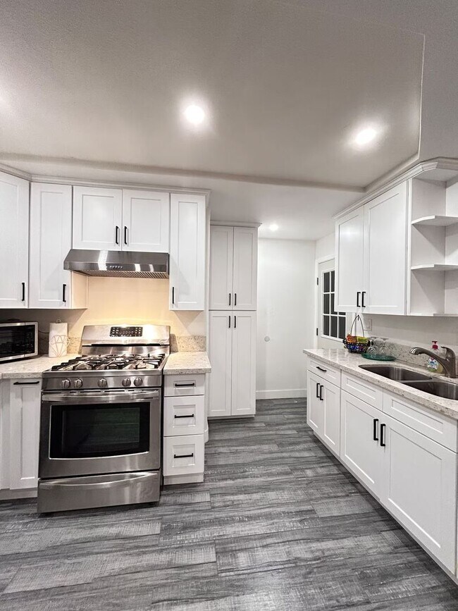 Foto del edificio - Charming 2-Bedroom Home in Los Angeles
