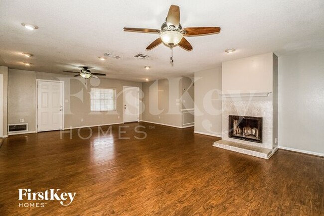 Building Photo - 3636 Mirror Lake Dr