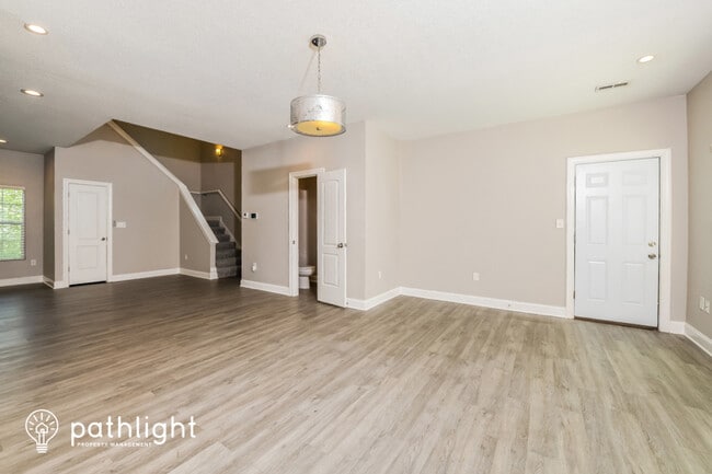 Building Photo - 925 Quash St