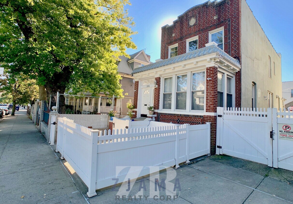 Primary Photo - 206 Albemarle Rd