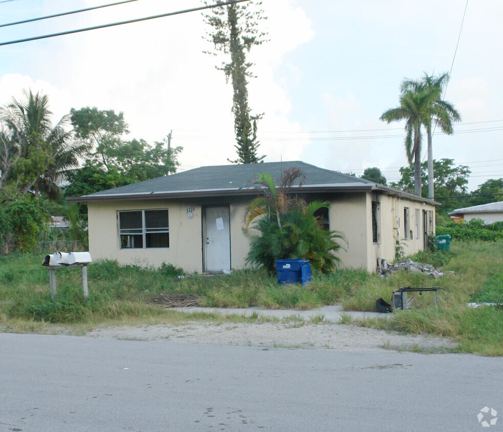 Building Photo - 1335 NE 110th Ter