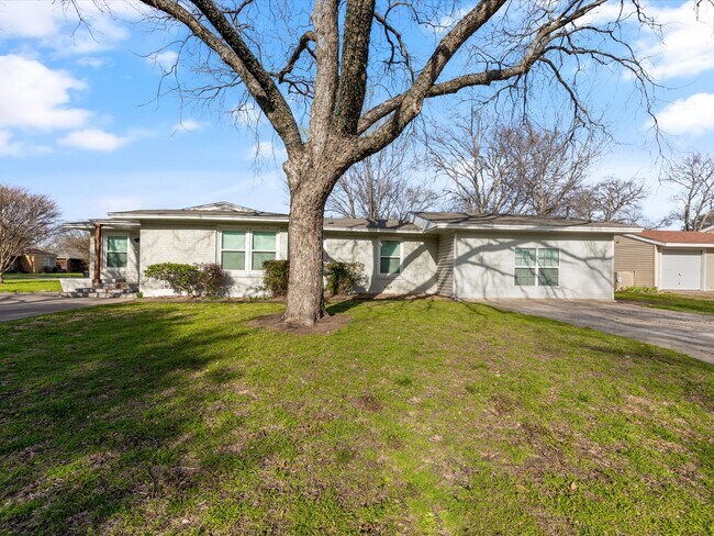 Building Photo - 4201 Anita Ave