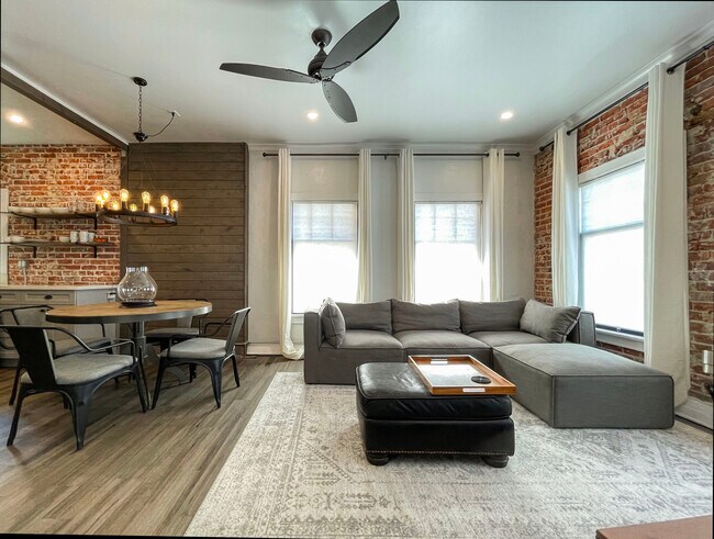 Foto del edificio - 2121 James M Wood Blvd