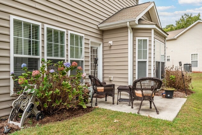 Foto del edificio - Beautiful Home in Lochside Neighborhood