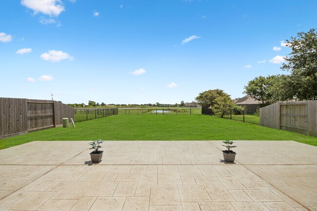 Spacious back patio and backyard for entertaining guests - 22418 Bridgestone Ridge Dr