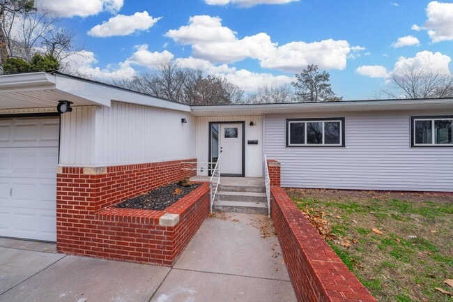 Building Photo - 1520 N Yale Blvd