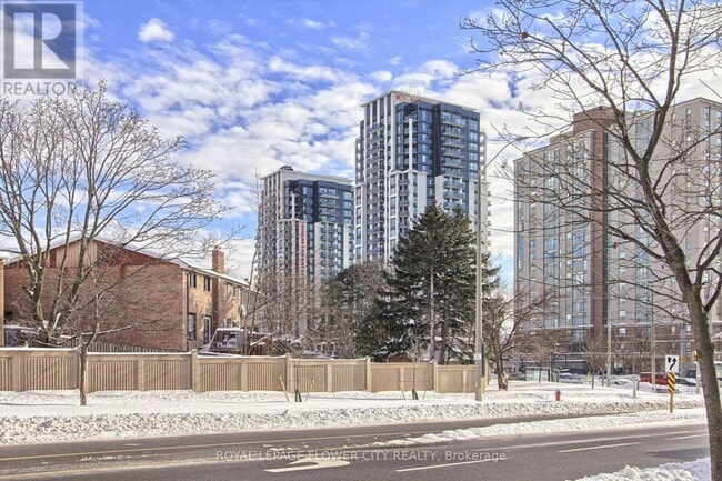 Building Photo - 202 Burnhamthorpe Rd E