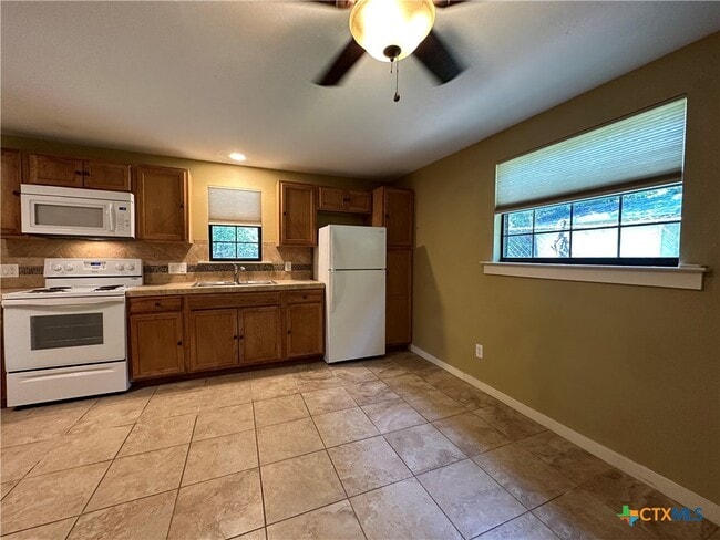 Building Photo - 818 W Hopkins St