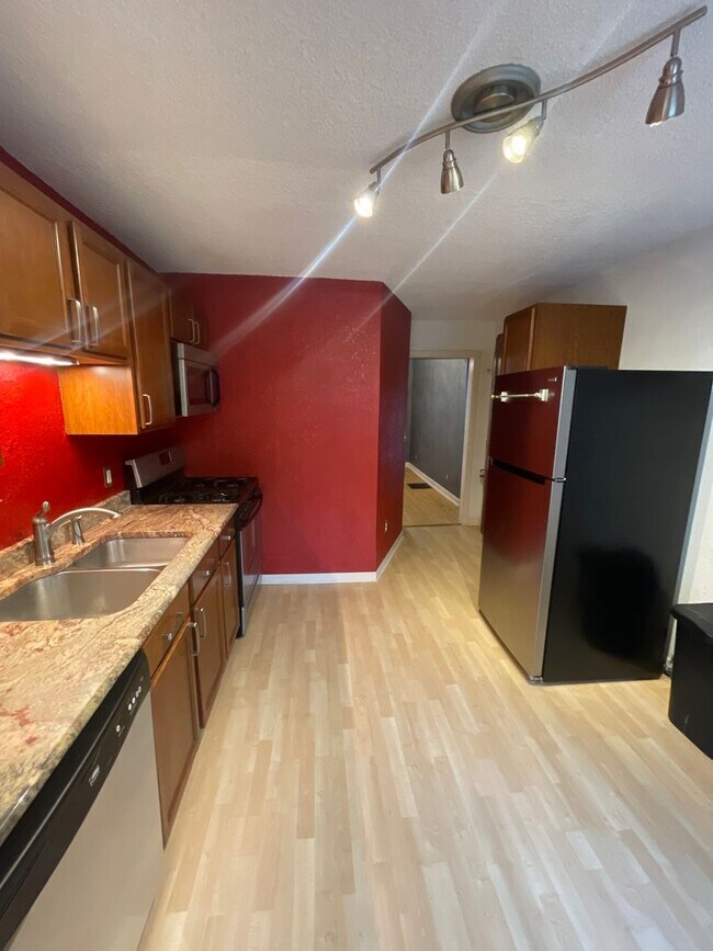 Foto del edificio - AVAILABLE December 15th - 3 Bed/1.5 Bath Home with Lake views!