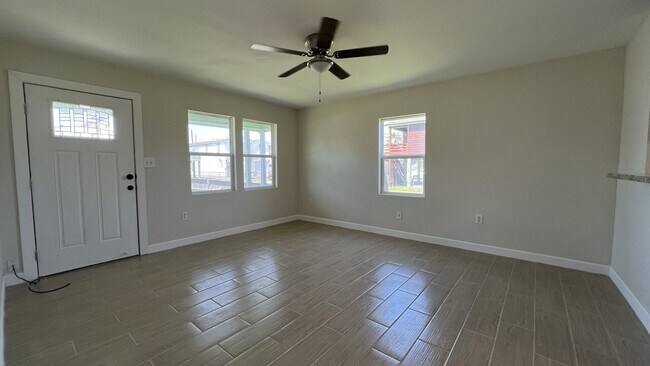 Building Photo - 2112 Victory