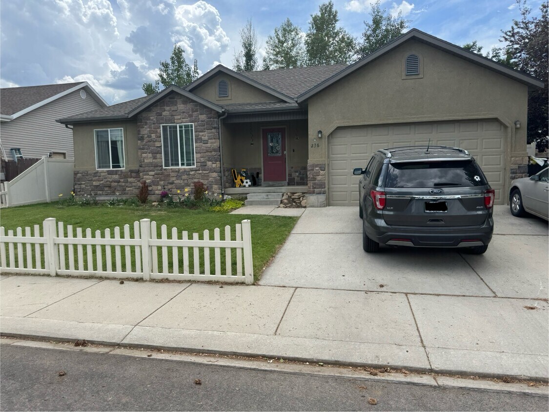 Primary Photo - 236 Acord Way