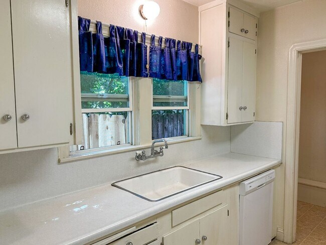 Foto del edificio - 4 Bedroom Home for Rent in Chico CA | Large Yard, Near Downtown & Bidwell Park