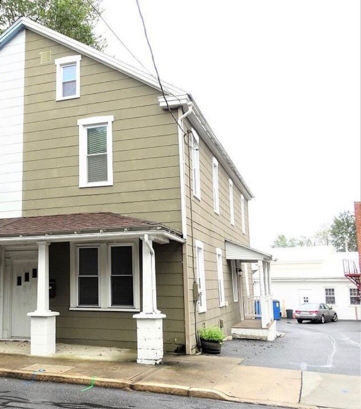 8 E Lincoln Ave, Lititz, PA 17543 Townhome Rentals in Lititz PA