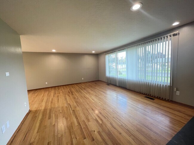 Building Photo - 3 Bedroom Home In Oatfield neighborhood, M...