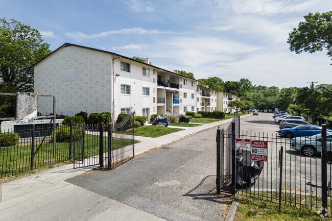 Foto del edificio - Portfolio of 8 Residential Condos