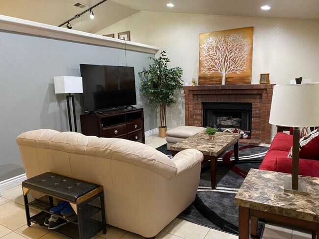 Foto del edificio - 741 Rocky Trail Rd