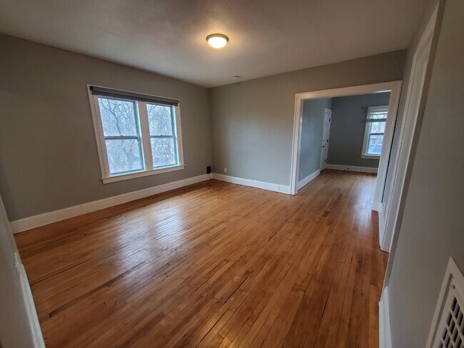 Building Photo - Upper Level Duplex in Minneapolis with 2 b...