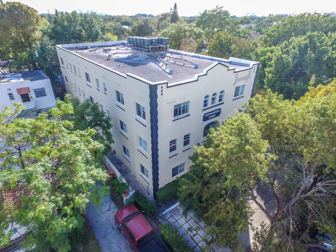 1876 SW 11th Ter - Shenandoah Arms