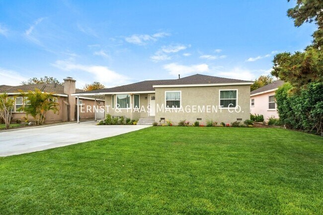 Building Photo - Stunning 3 Bedroom 2 Bath Front House in L...