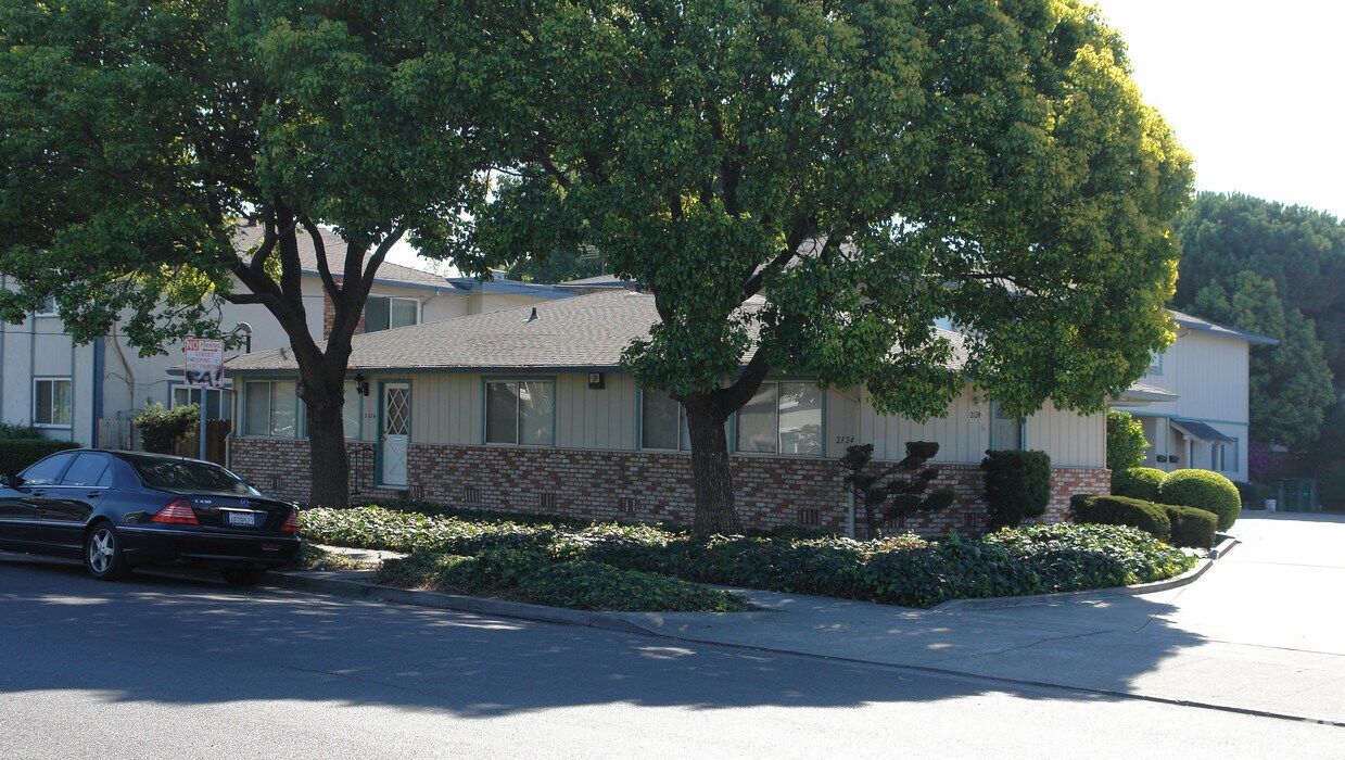 Foto principal - 2124-2126 Aldengate Way