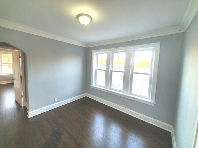 Building Photo - 1537 E 85th Pl
